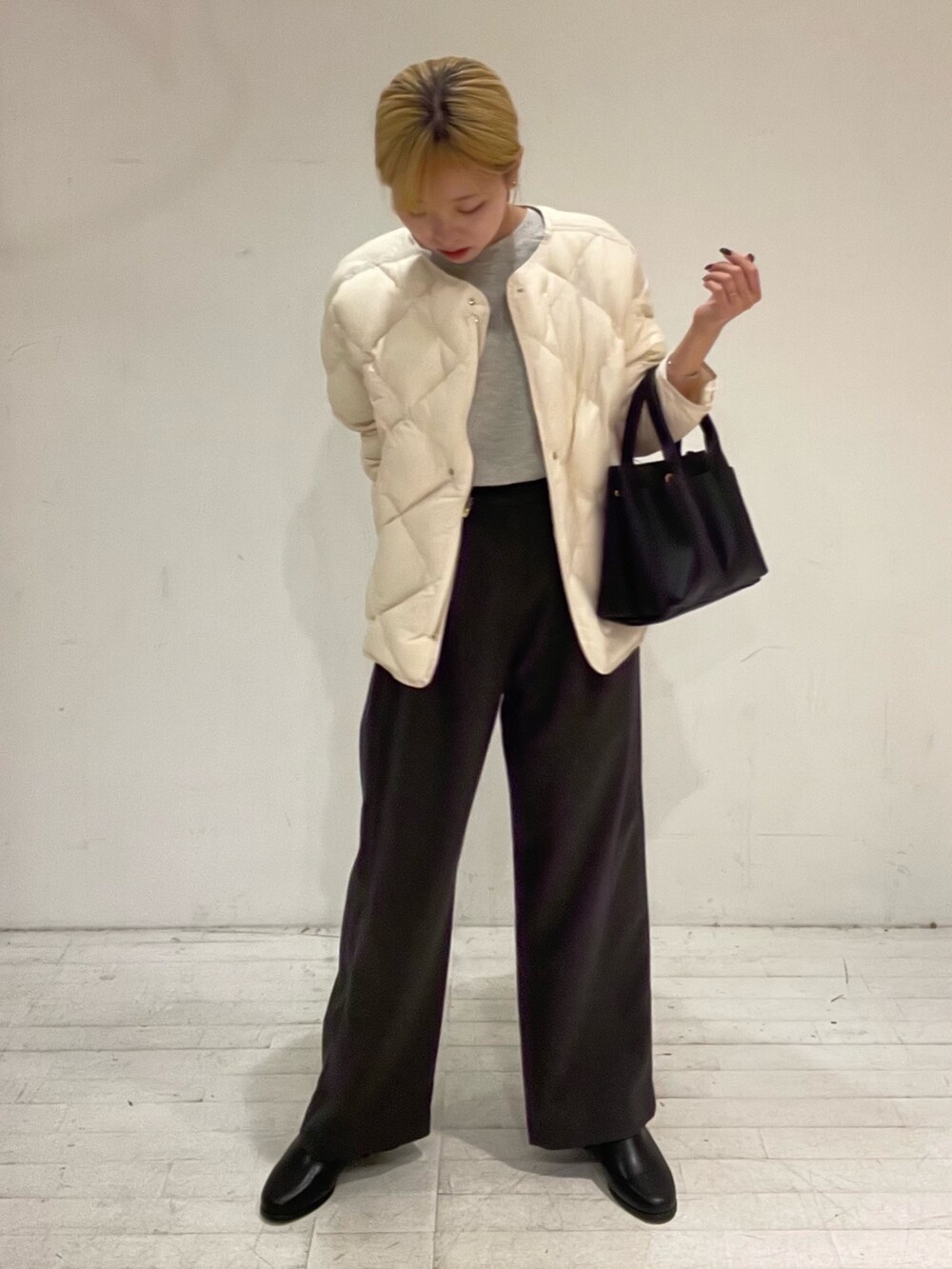 ホワイト系のその他アウター、グレー系のその他パンツ、グレー系のTシャツ/カットソーを着用したレディースの秋コーディネートの2枚目の写真