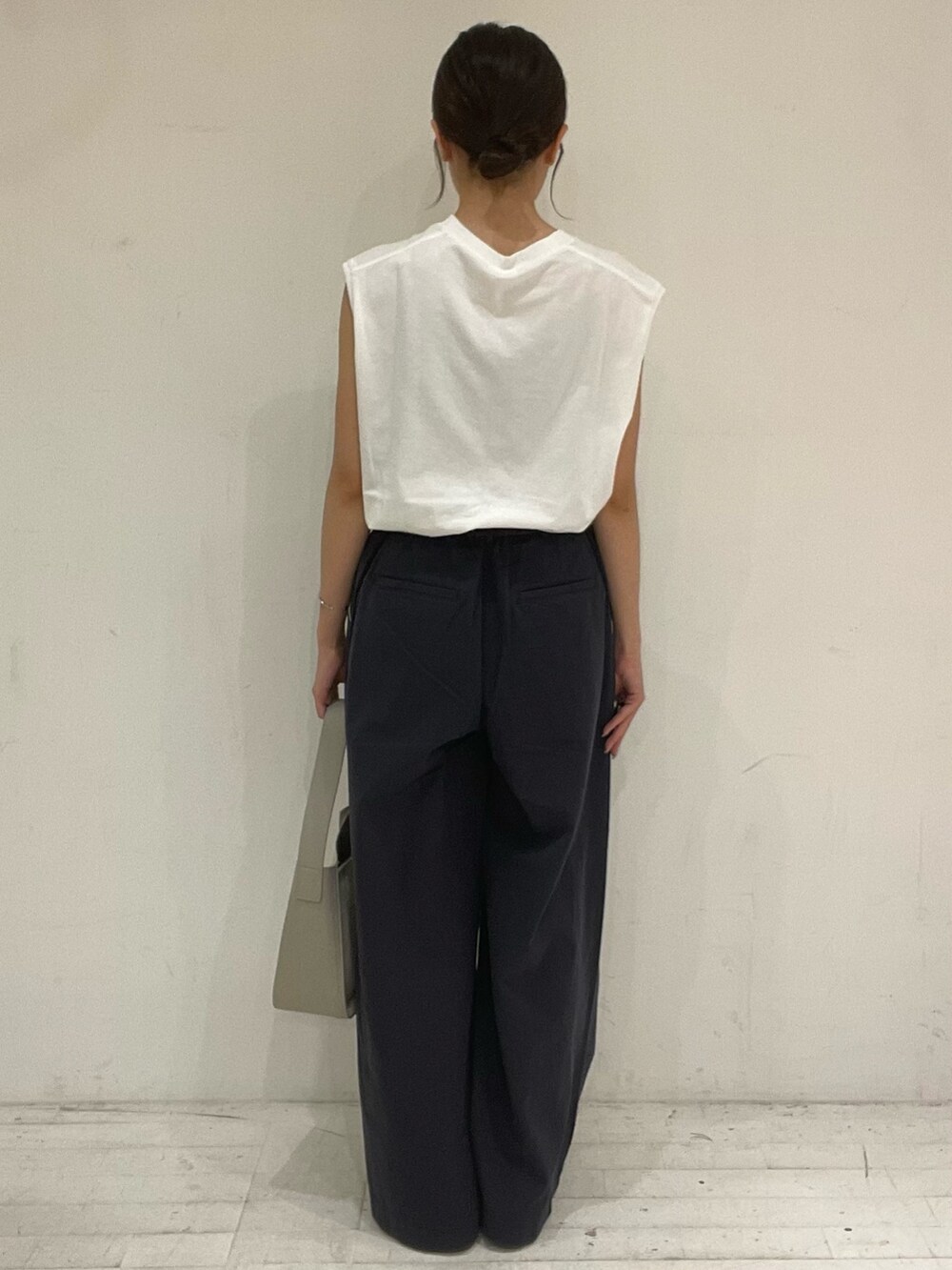 ブルー系のその他パンツ、ホワイト系のTシャツ/カットソー、ホワイト系のスニーカーを着用したレディースの夏コーディネートの4枚目の写真