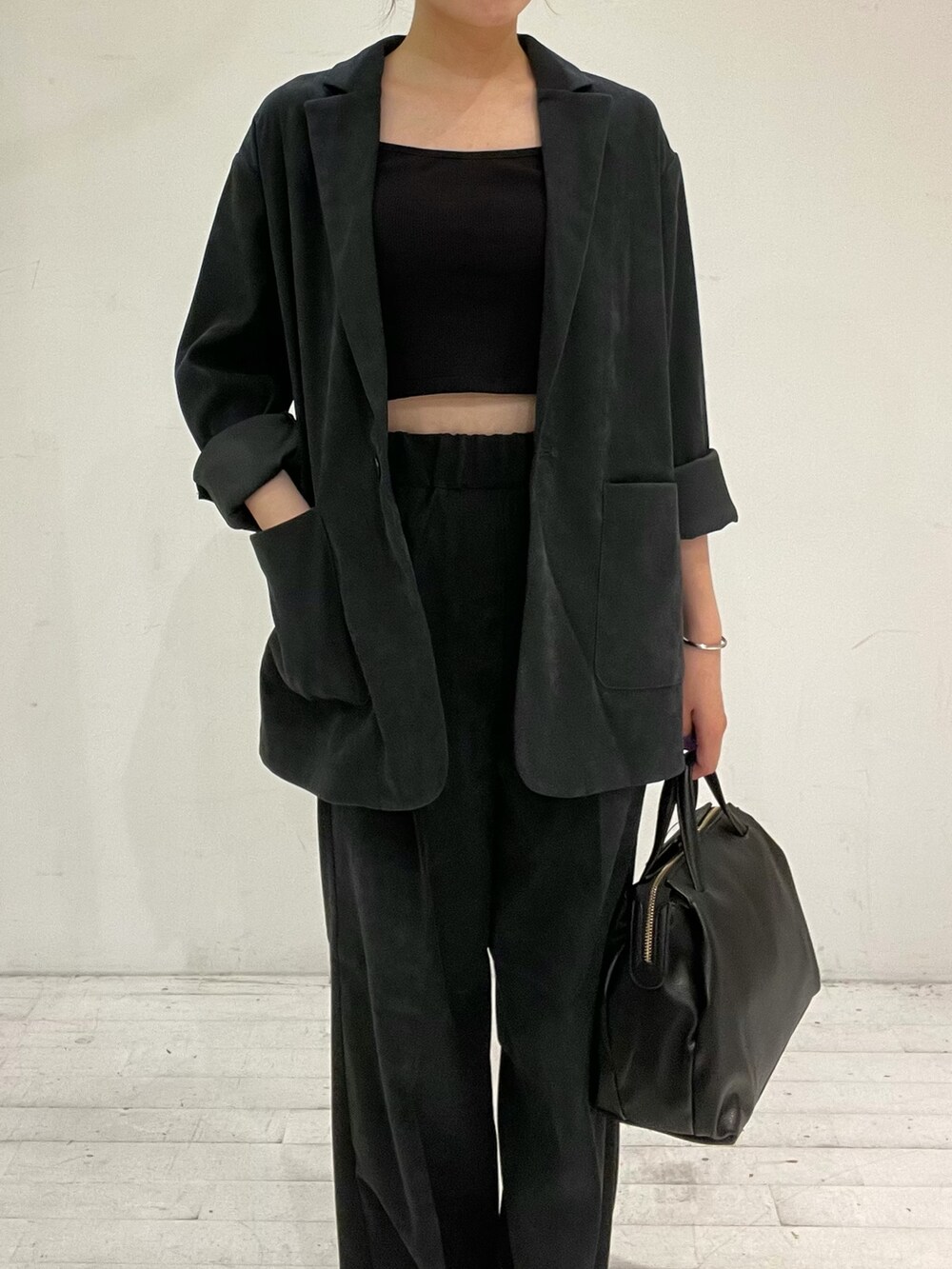 ブラック系のその他アウター、ブラック系のその他パンツ、ホワイト系のスニーカーを着用したレディースの秋コーディネートの5枚目の写真