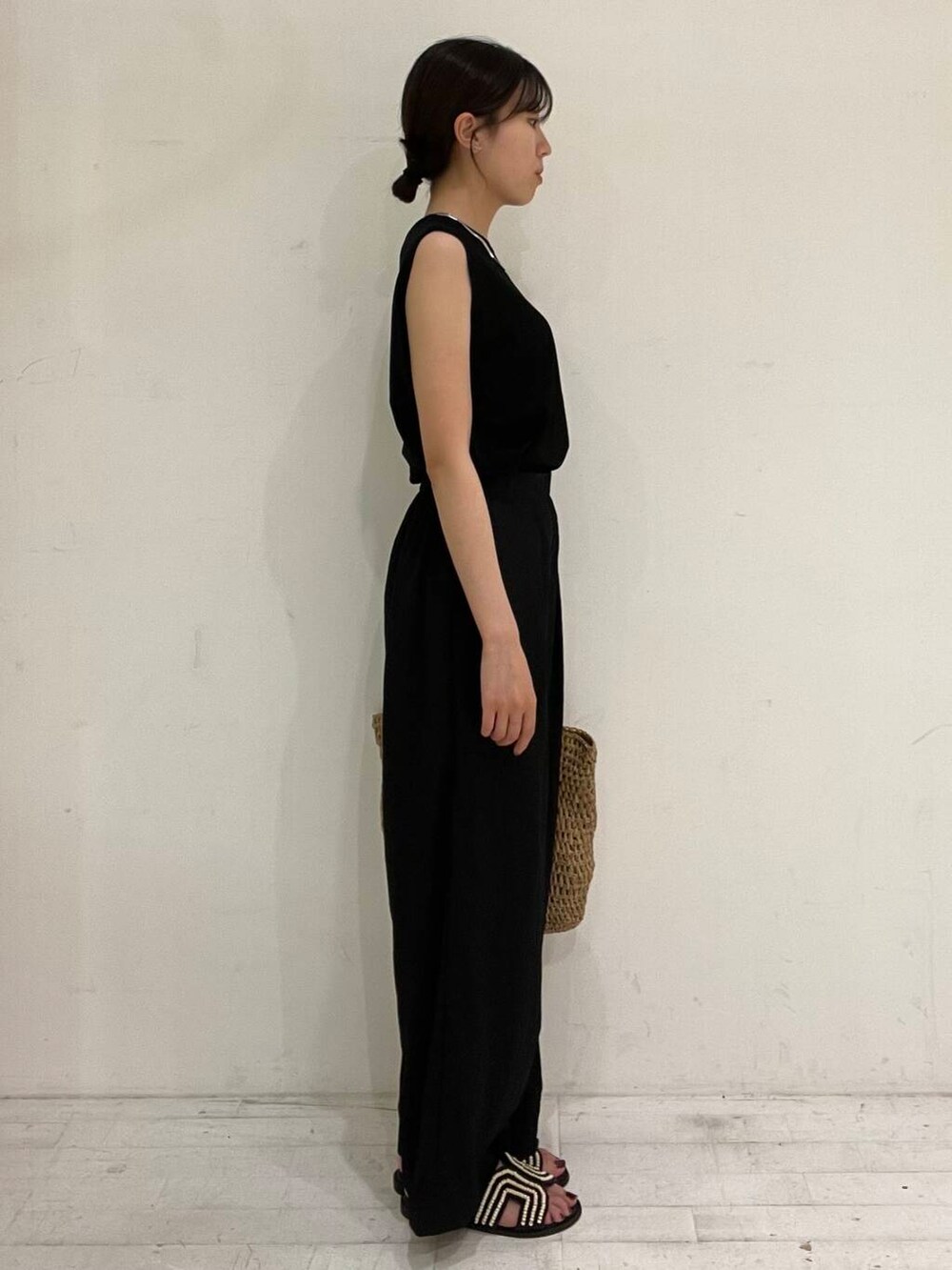 ベージュ系のトートバッグ、ブラック系のサンダル、ブラック系のその他パンツを着用したレディースの夏コーディネートの4枚目の写真