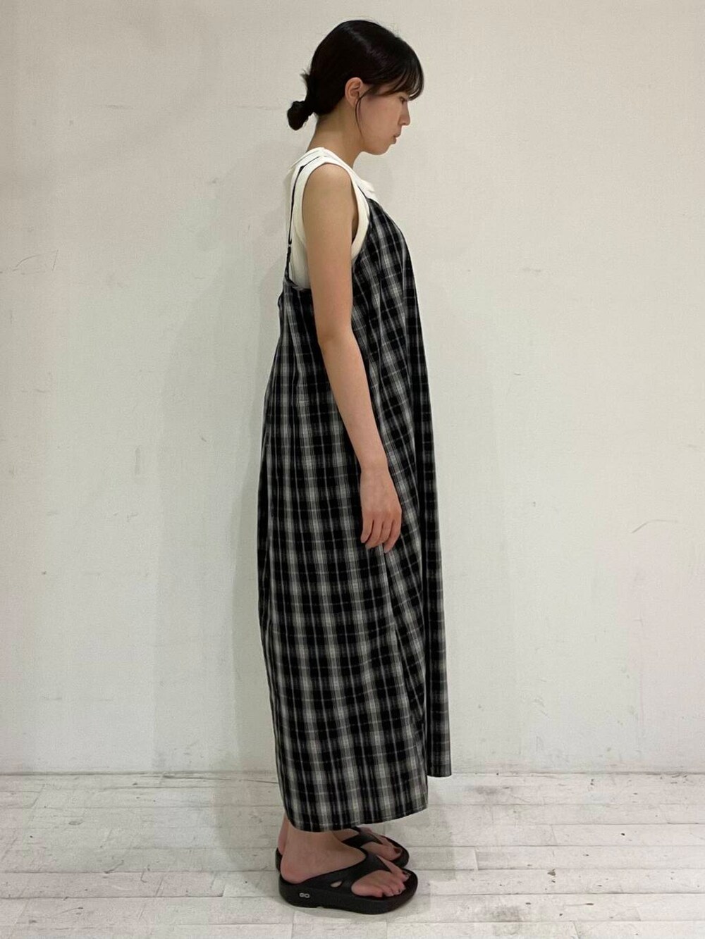 ブラック系のサンダル、ブラック系のワンピースを着用したレディースの夏コーディネートの3枚目の写真