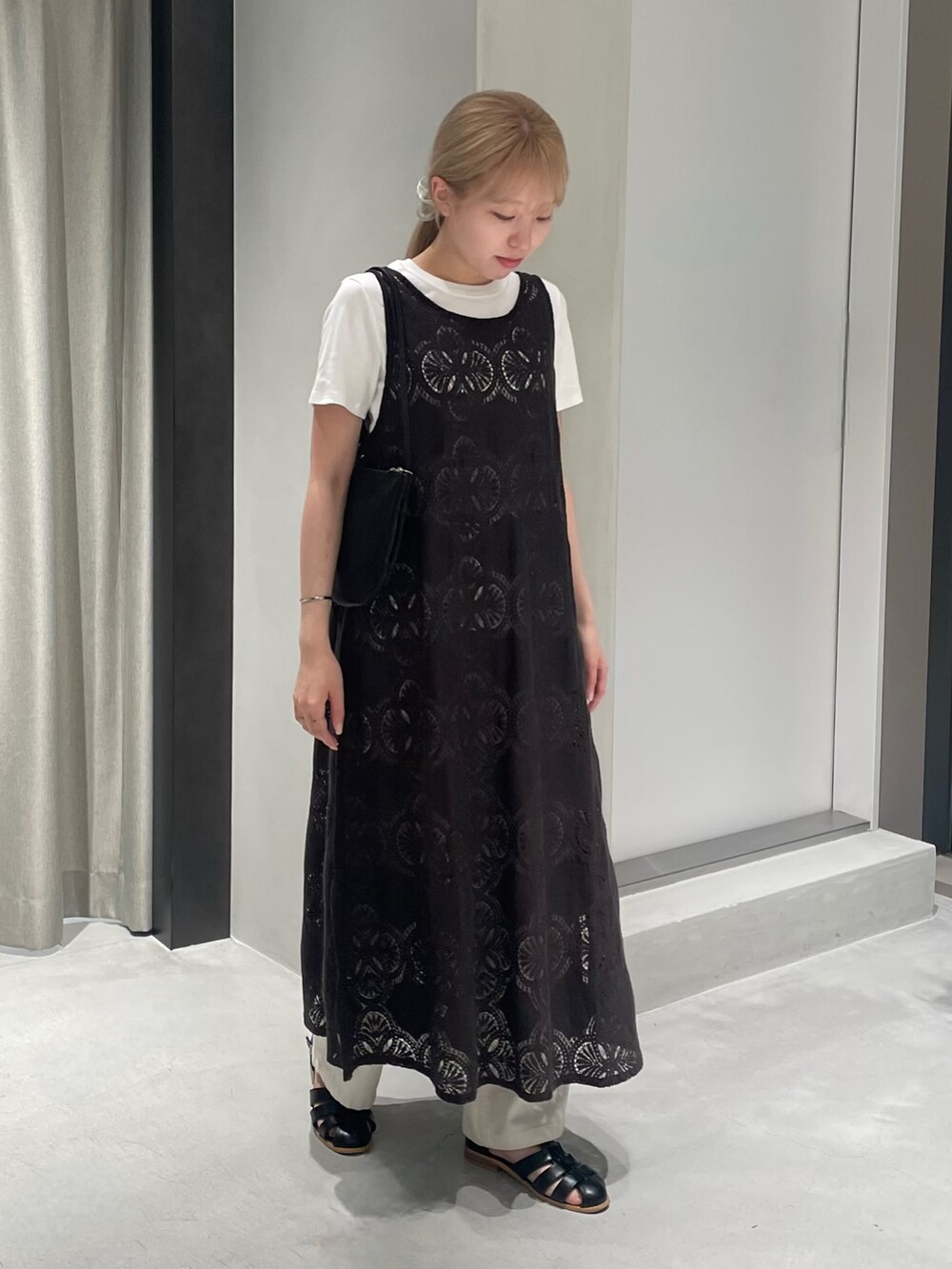 ブラック系のサンダル、ベージュ系のその他パンツ、ブラック系のハンドバッグを着用したレディースの夏コーディネートの5枚目の写真