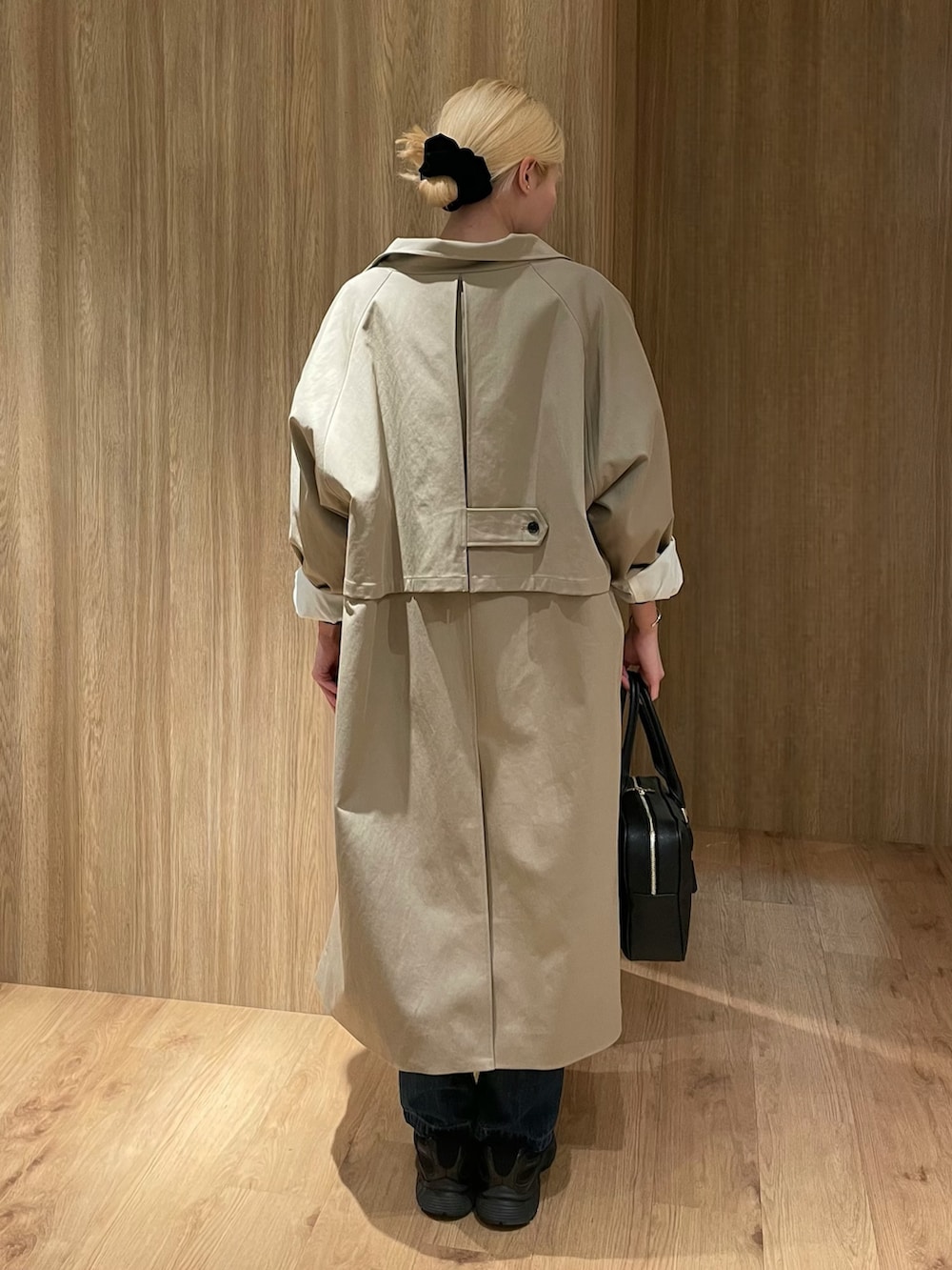 ブラック系のスニーカー、ブルー系のデニムパンツ、ブラック系のボストンバッグを着用したレディースの冬コーディネートの3枚目の写真