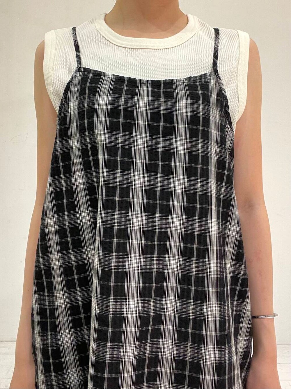 ブラック系のサンダル、ブラック系のワンピースを着用したレディースの夏コーディネートの5枚目の写真