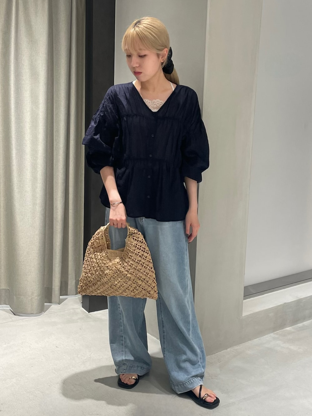 ブルー系のシャツ/ブラウス、ブルー系のデニムパンツ、ブラック系のサンダルを着用したレディースの春コーディネートの3枚目の写真