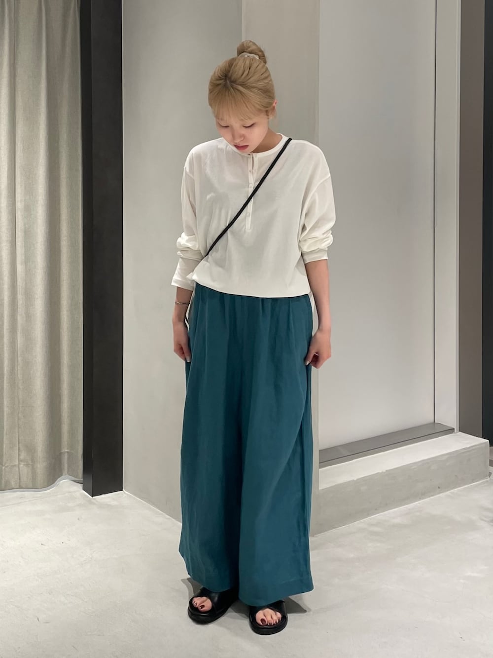 ホワイト系のTシャツ/カットソー、ブルー系のその他パンツ、ブラック系のショルダーバッグを着用したレディースの夏コーディネートの5枚目の写真