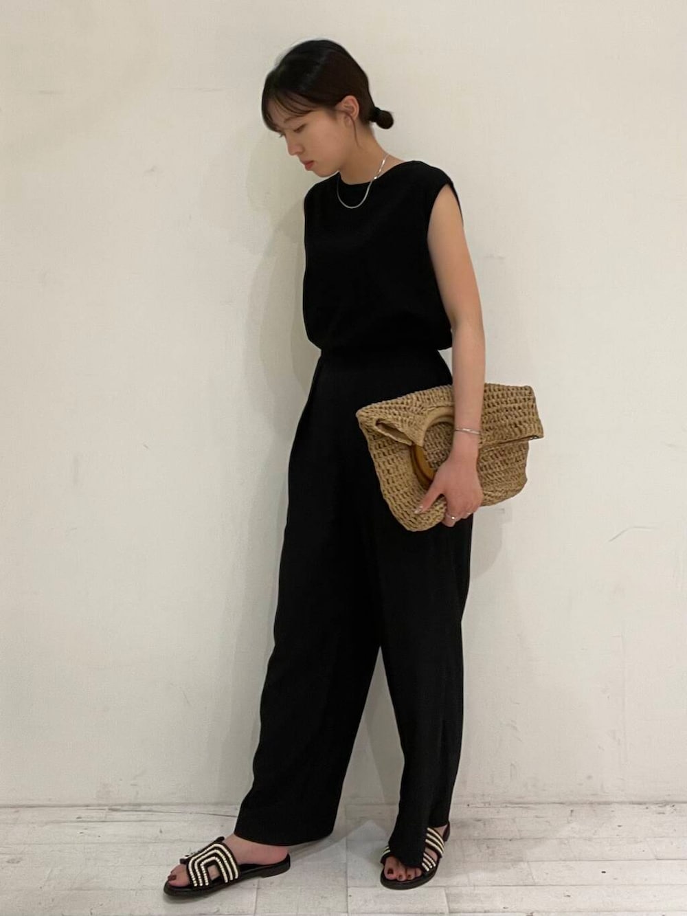 ベージュ系のトートバッグ、ブラック系のサンダル、ブラック系のその他パンツを着用したレディースの夏コーディネートの2枚目の写真