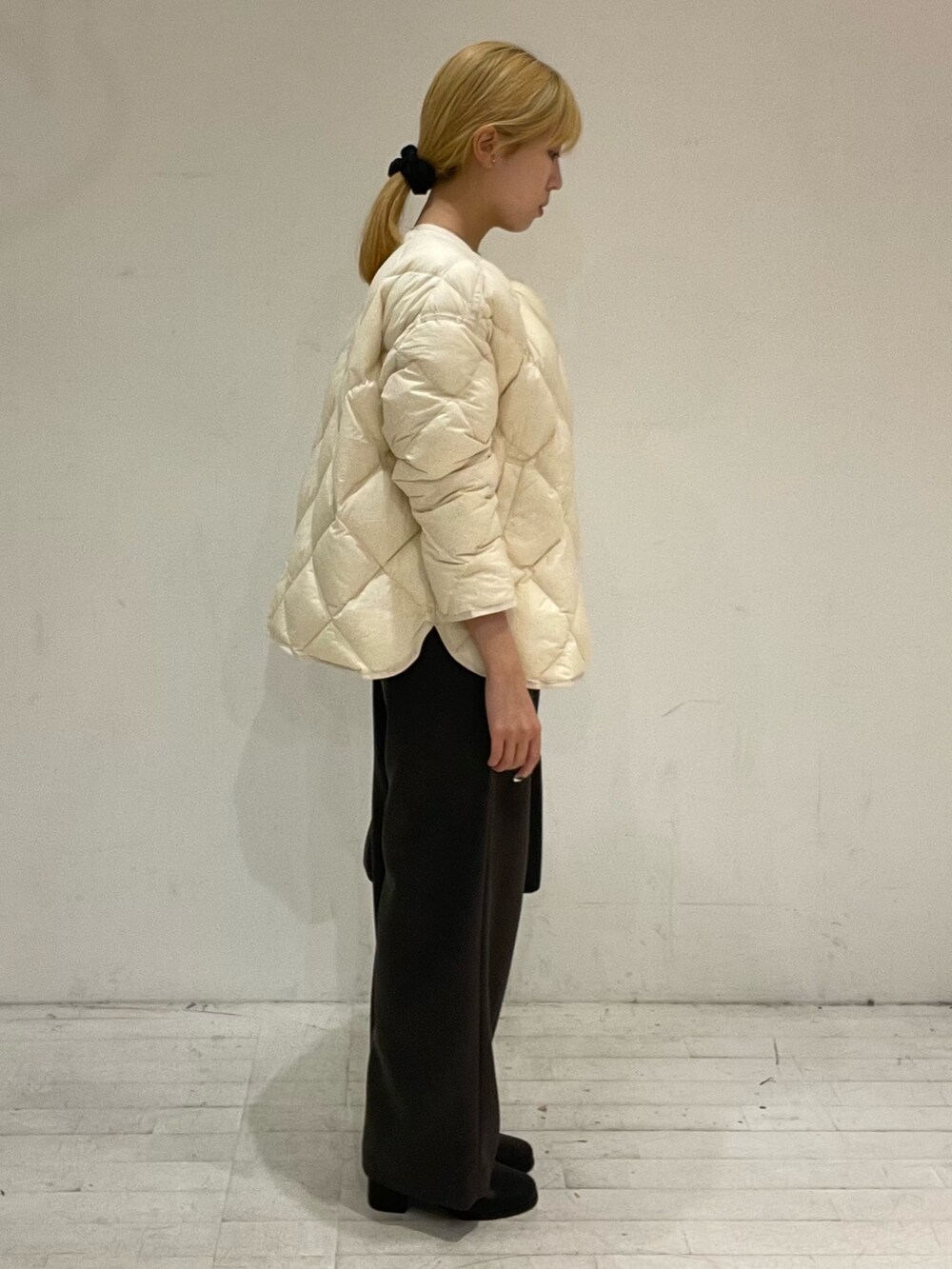 ホワイト系のその他アウター、グレー系のその他パンツ、グレー系のTシャツ/カットソーを着用したレディースの秋コーディネートの4枚目の写真