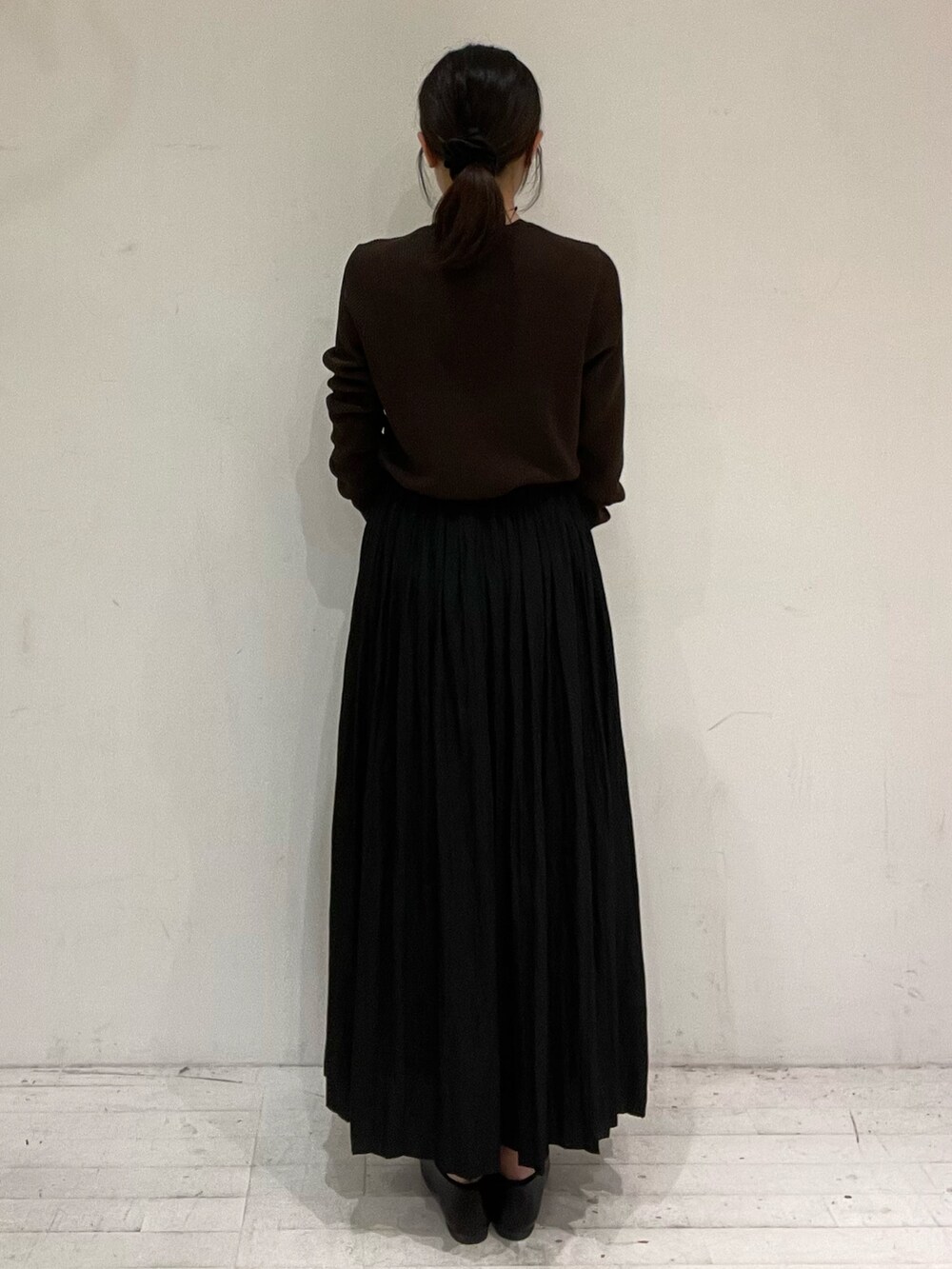 ブラウン系のニット/セーター、ブラック系のショルダーバッグ、ブラック系のバレエシューズを着用したレディースの秋コーディネートの4枚目の写真