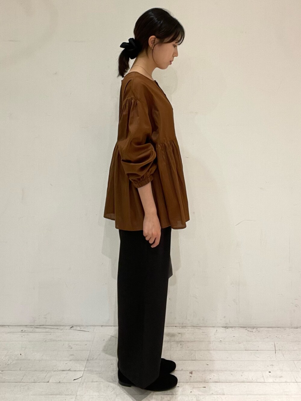 ブラウン系のシャツ/ブラウス、ブラック系のショルダーバッグを着用したレディースの秋コーディネートの3枚目の写真