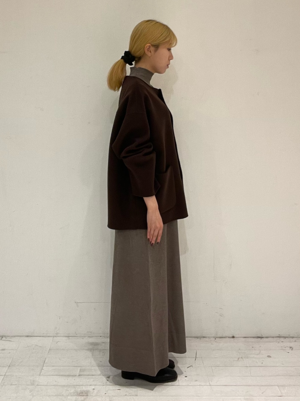 ブラウン系のその他アウター、ブラック系のショルダーバッグ、ブラウン系のワンピースを着用したレディースの秋コーディネートの5枚目の写真