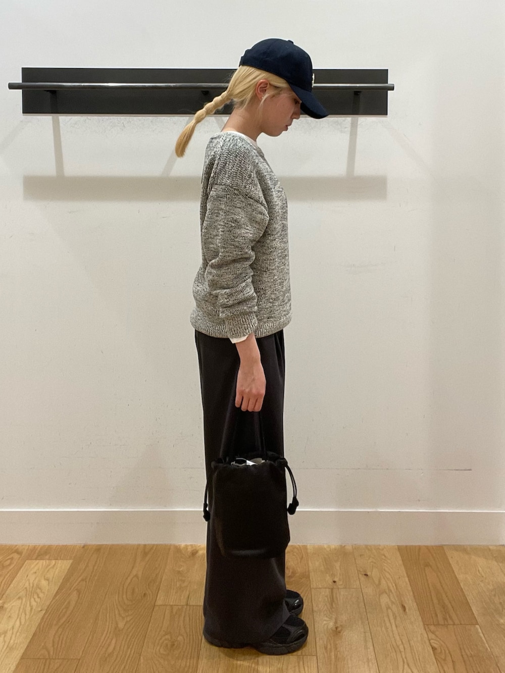 ベージュ系のトレンチコート、グレー系のその他パンツ、ブラック系のスニーカーを着用したレディースの春コーディネートの6枚目の写真