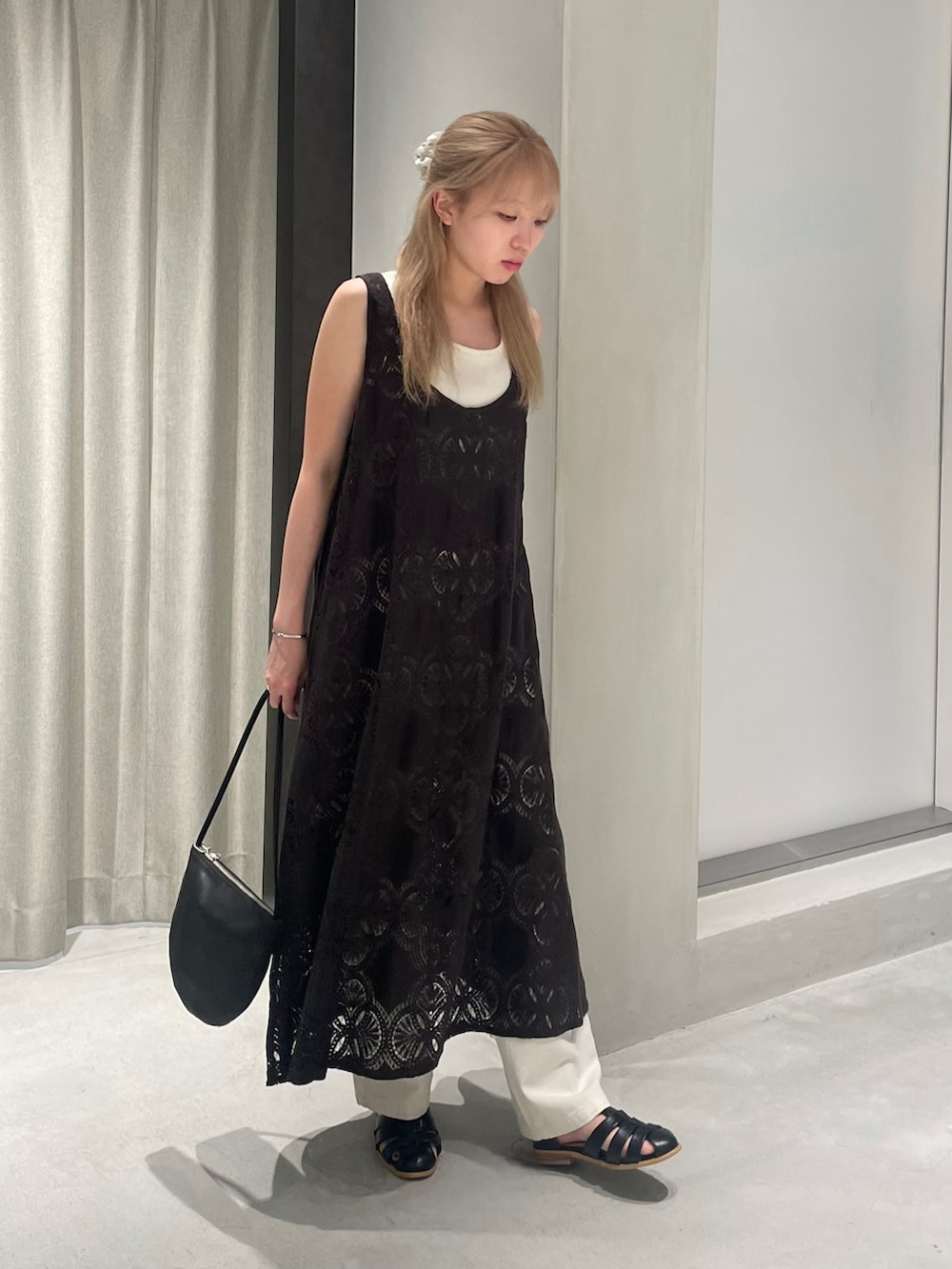 ブラック系のサンダル、ベージュ系のその他パンツ、ブラック系のハンドバッグを着用したレディースの夏コーディネートの4枚目の写真