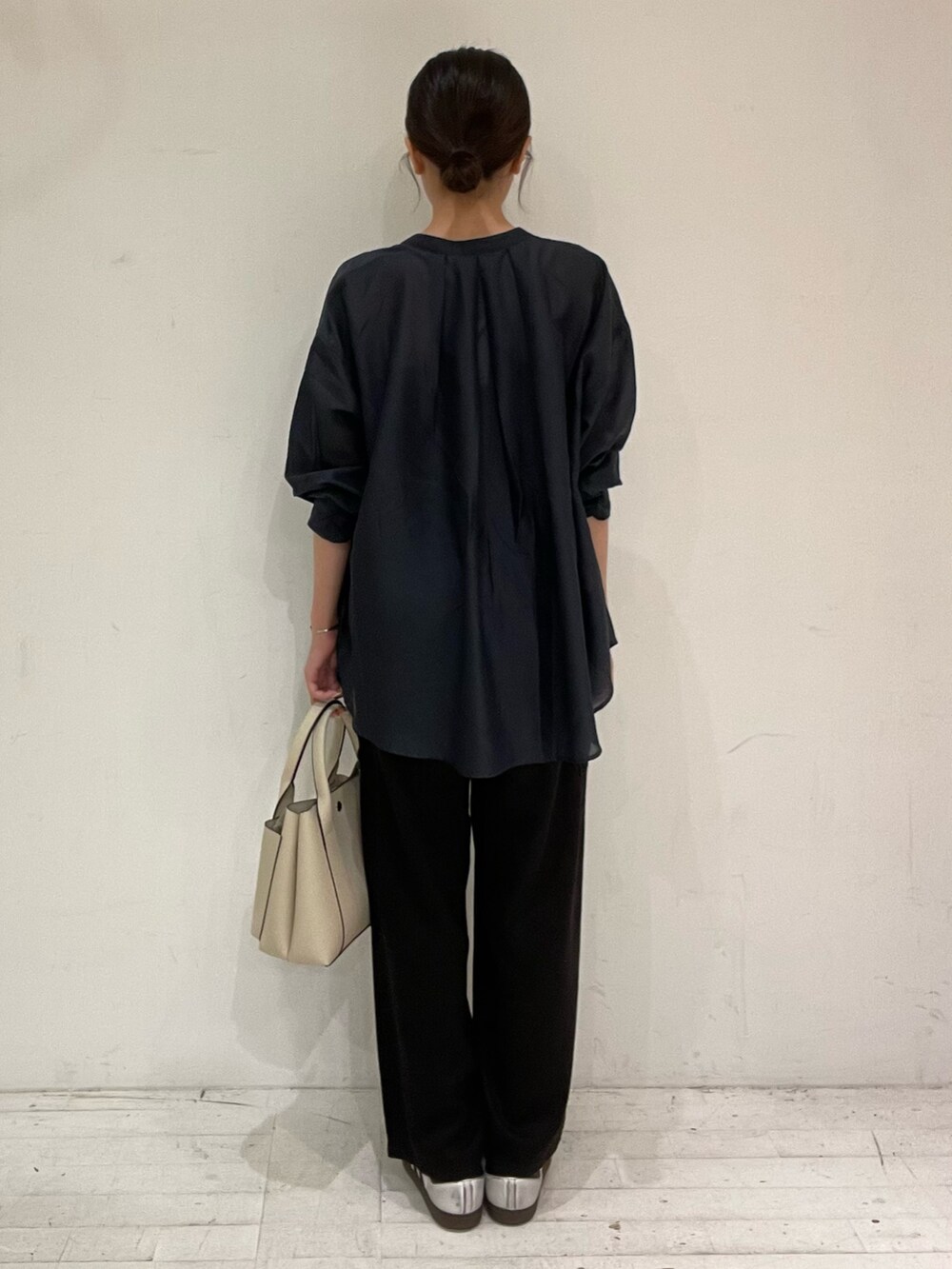 ブルー系のシャツ/ブラウス、ホワイト系のスニーカー、ブラック系のその他パンツを着用したレディースの秋コーディネートの4枚目の写真