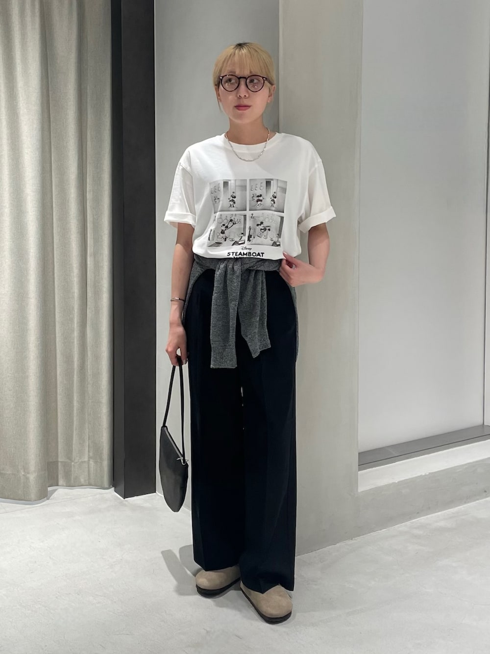 ベージュ系のその他シューズ、ブラック系のハンドバッグ、ホワイト系のTシャツ/カットソーを着用したレディースの夏コーディネートの2枚目の写真