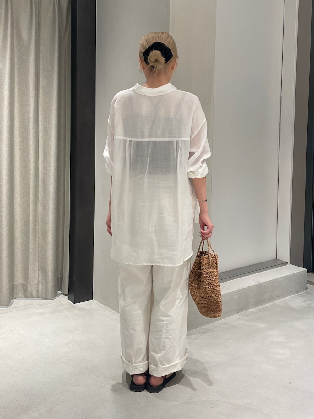 ホワイト系のその他パンツ、ホワイト系のシャツ/ブラウス、ブラック系のサンダルを着用したレディースの夏コーディネートの4枚目の写真