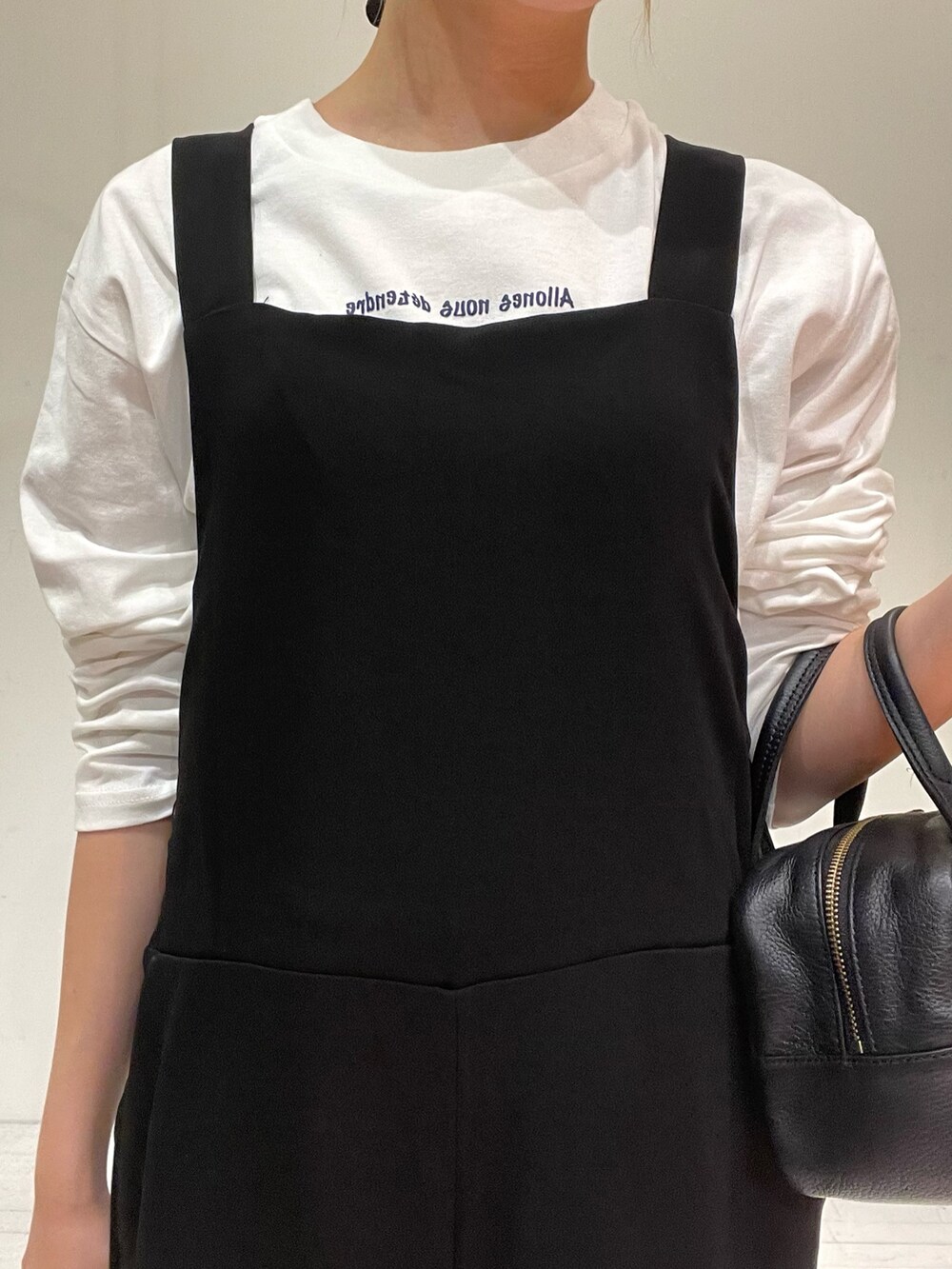 ブルー系のTシャツ/カットソー、ブラック系のボストンバッグ、ブラック系のブーツを着用したレディースの秋コーディネートの5枚目の写真