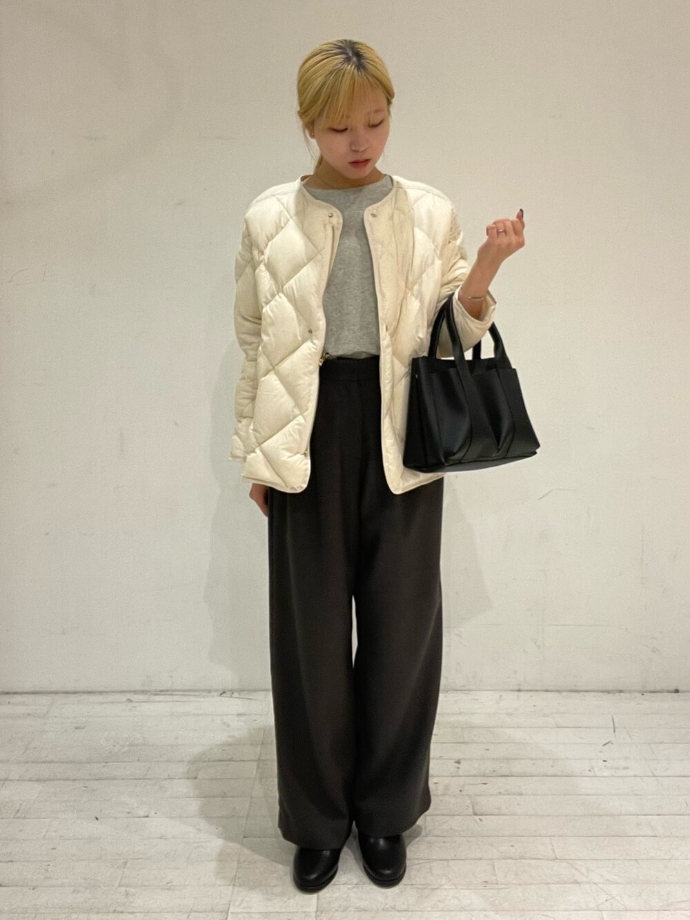 ホワイト系のその他アウター、グレー系のその他パンツ、グレー系のTシャツ/カットソーを着用したレディースの秋コーディネートの3枚目の写真