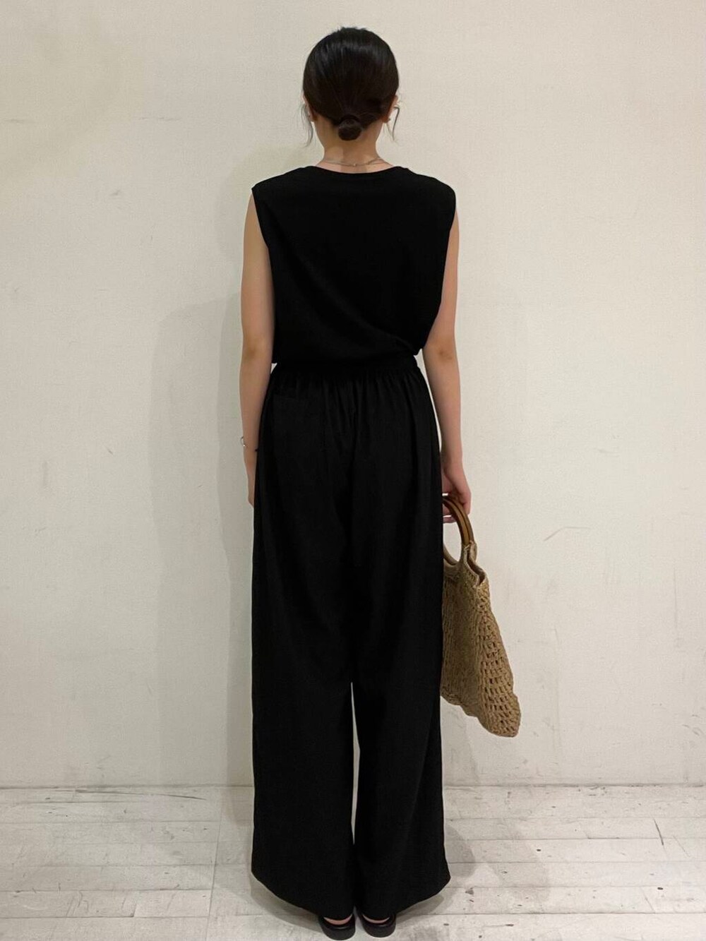 ベージュ系のトートバッグ、ブラック系のサンダル、ブラック系のその他パンツを着用したレディースの夏コーディネートの5枚目の写真