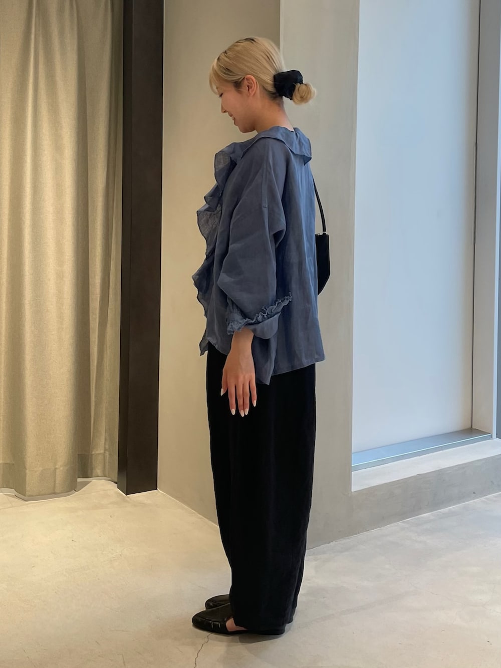 ブルー系のシャツ/ブラウス、ブラック系のその他パンツ、ブラック系のサンダルを着用したレディースの春コーディネートの3枚目の写真