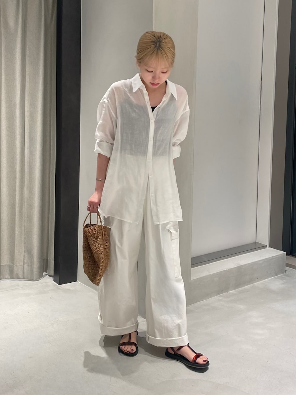 ホワイト系のその他パンツ、ホワイト系のシャツ/ブラウス、ブラック系のサンダルを着用したレディースの夏コーディネートの2枚目の写真