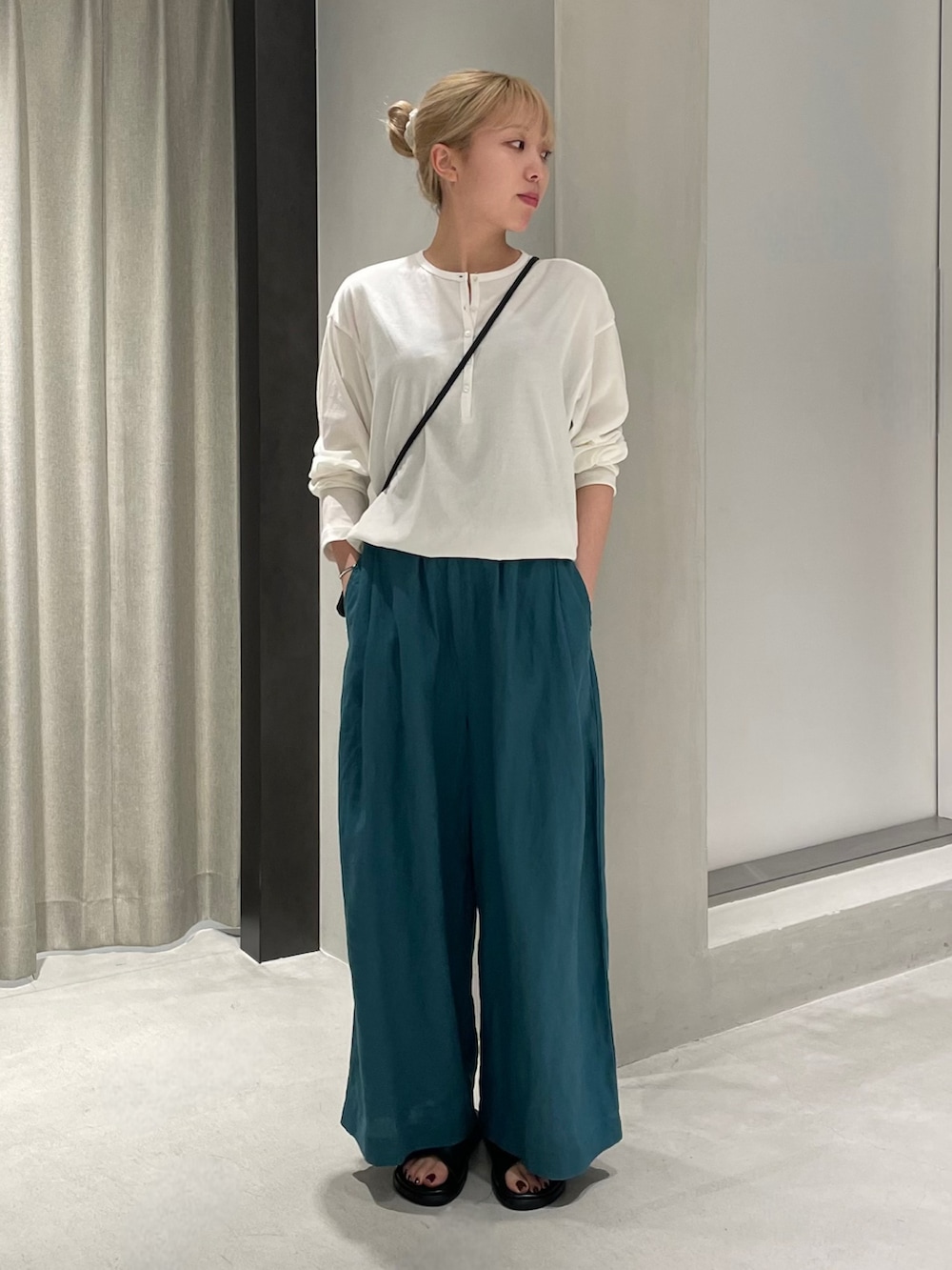 ホワイト系のTシャツ/カットソー、ブルー系のその他パンツ、ブラック系のショルダーバッグを着用したレディースの夏コーディネートの2枚目の写真