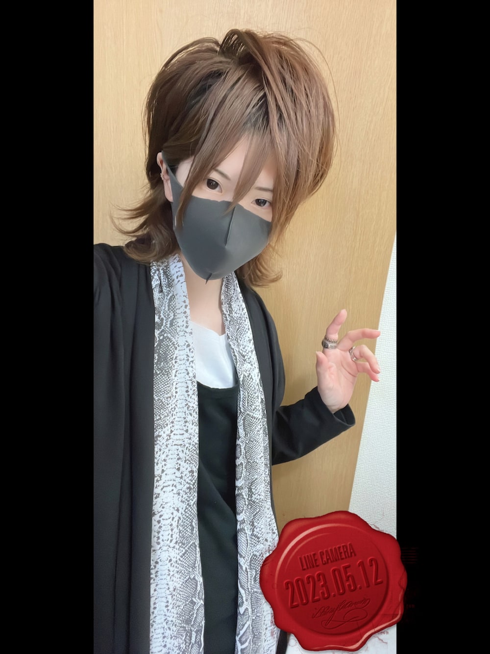 ホワイト系のデニムパンツ、ブラウン系のブーツ、ブラック系のTシャツ/カットソーを着用したレディースの春コーディネートの2枚目の写真