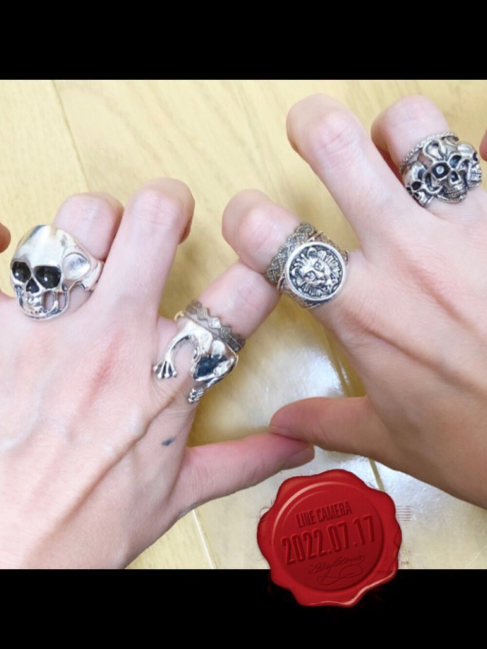 レッド系のその他を着用したレディースの夏コーディネートの3枚目の写真