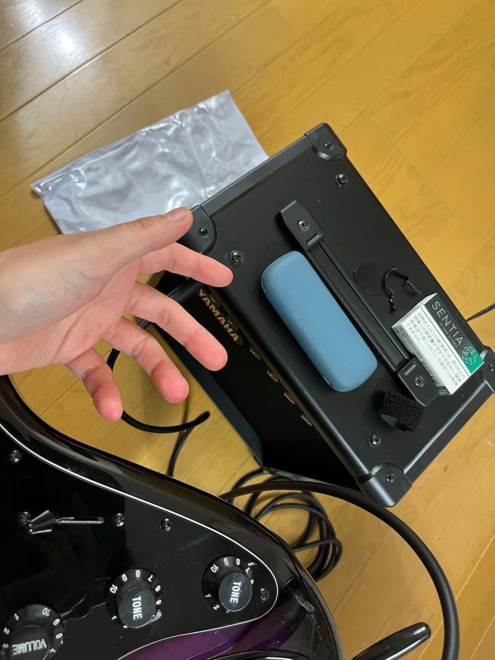 ブラック系のタンクトップ、ブラック系のデニムパンツ、レッド系のその他を着用したメンズの夏コーディネートの2枚目の写真