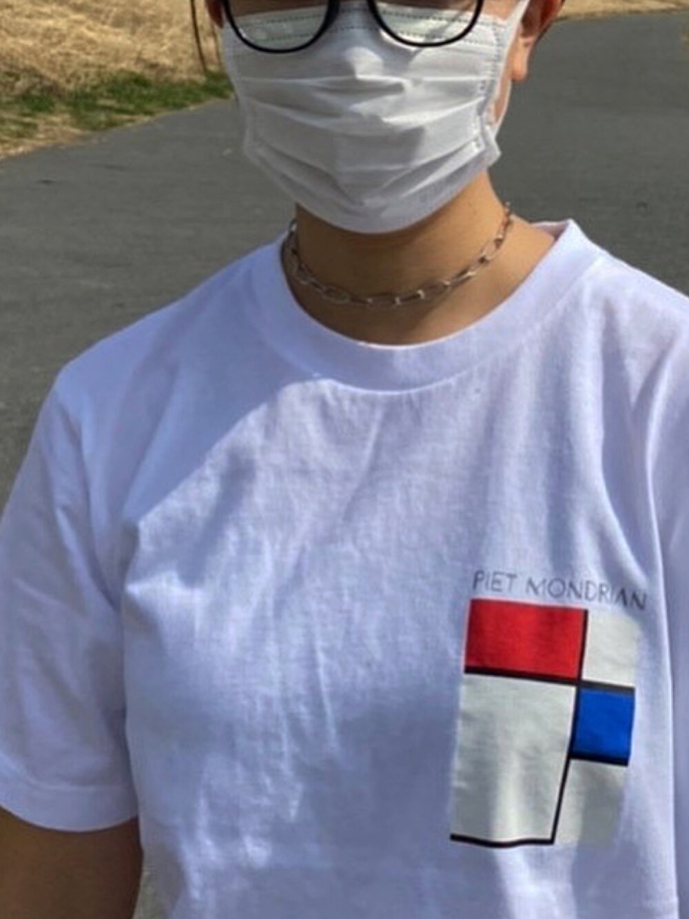 ブルー系のデニムパンツ、ホワイト系のTシャツ/カットソー、ホワイト系のショルダーバッグを着用したレディースの春コーディネートの2枚目の写真