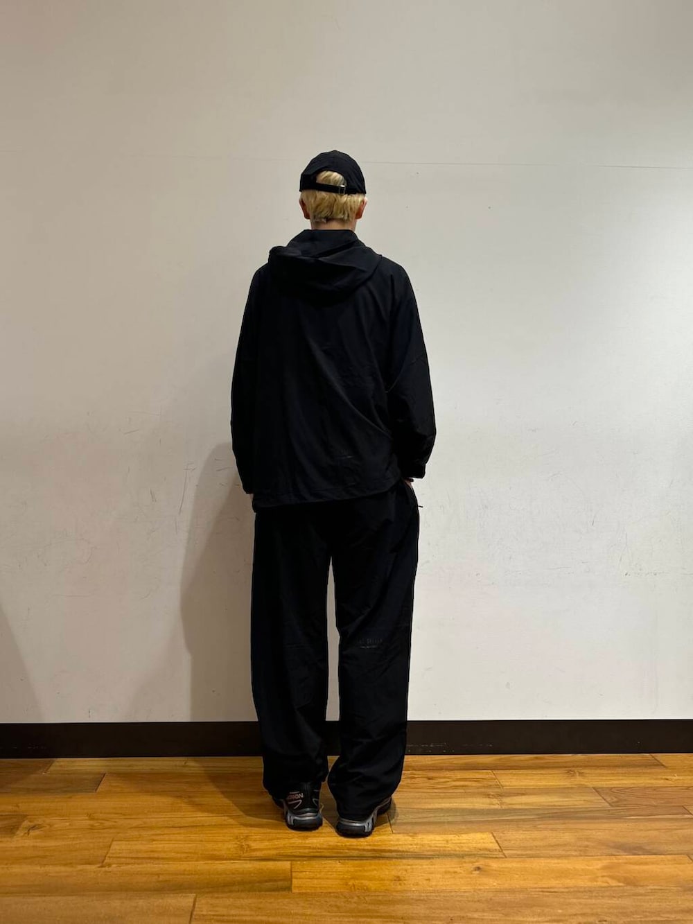 「アーバンリサーチ、カジュアル、URBANRESEARCH、カットソー、アウトドア、夏服、ur、おでかけコーデ、機能性素材、マネキン買い」｜「SALOMONのSALOMON　XT-6 GTX（スニーカー、ブラック系）」を使った、鎌田　真平さん（メンズ・172cm）の夏コーディネートの2枚目の写真