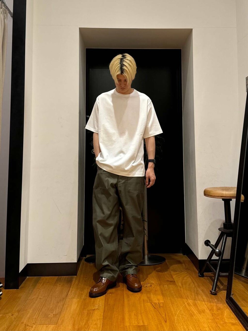 「アーバンリサーチ、別注、URBANRESEARCH、春服、ur、おでかけコーデ、春アイテム、春カラーコーデ、マネキン買い」｜「MASTER&CoのMASTER&Co.　GOAT LEATHER KINCHAKU BAG（ショルダーバッグ、ブラウン系）」を使った、鎌田　真平さん（メンズ・172cm）の春コーディネートの4枚目の写真