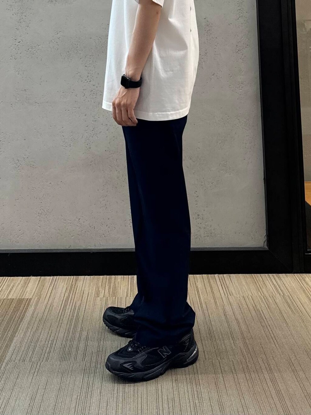 ブルー系のその他パンツ、ブラック系のスニーカー、ホワイト系のTシャツ/カットソーを着用したメンズの夏コーディネートの5枚目の写真