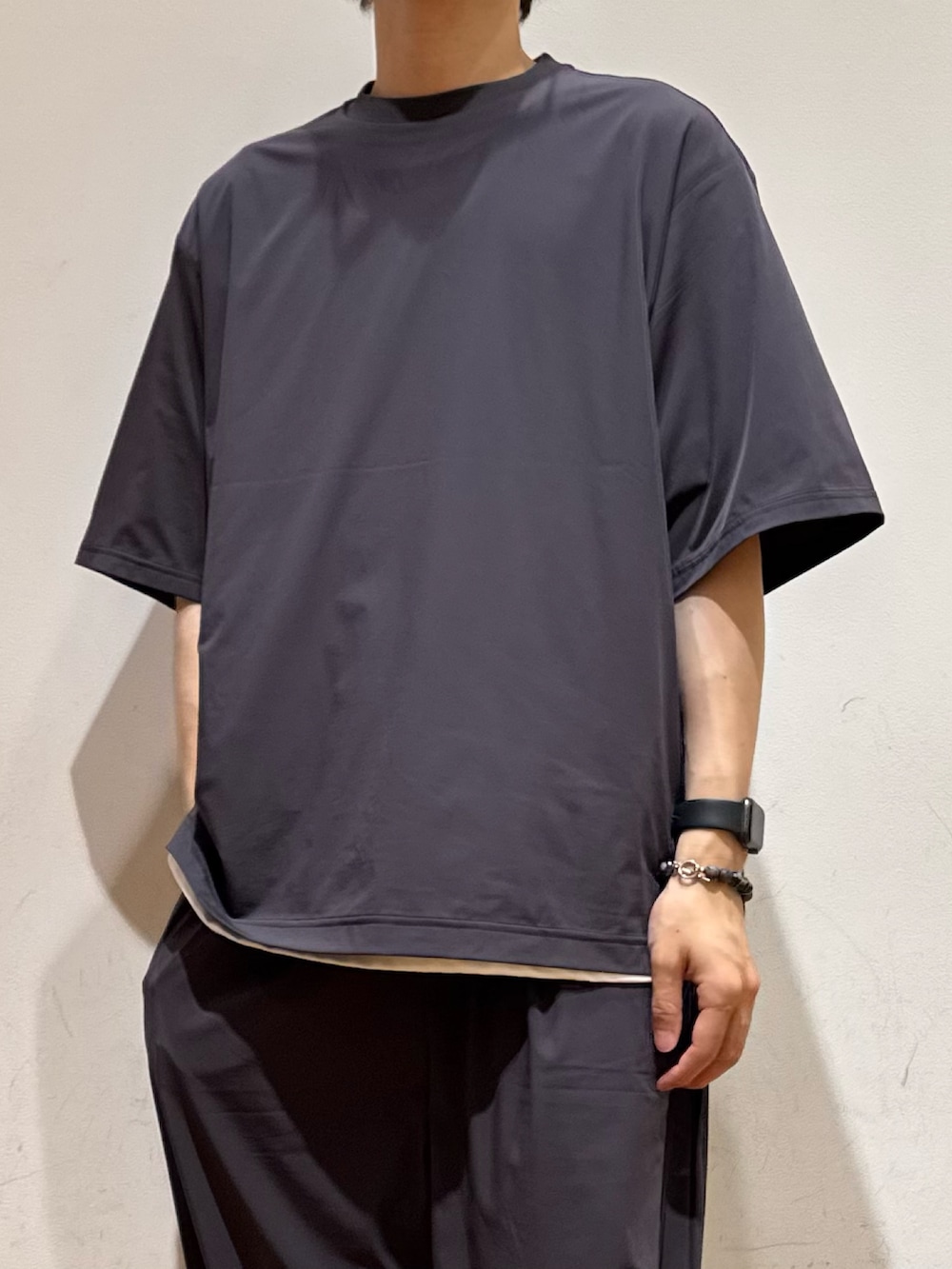 ブラック系のスニーカー、グレー系のその他パンツ、グレー系のTシャツ/カットソーを着用したメンズの夏コーディネートの3枚目の写真