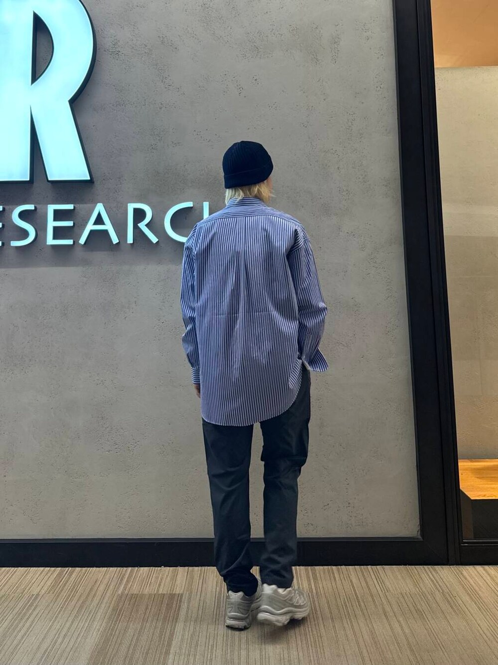 ブルー系のシャツ/ブラウス、グレー系のその他パンツ、ホワイト系のTシャツ/カットソーを着用したメンズの秋コーディネートの2枚目の写真