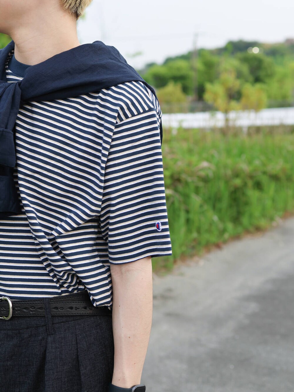 「アーバンリサーチ、カジュアル、Tシャツ、別注、ローファー、URBANRESEARCH、カットソー、夏服、ur、おでかけコーデ、マネキン買い、一枚で決まるtシャツ」｜「MASTER&CoのMASTER&Co.　24mm NUMBERING BELT（ベルト、ブラック系）」を使った、鎌田　真平さん（メンズ・172cm）の夏コーディネートの4枚目の写真