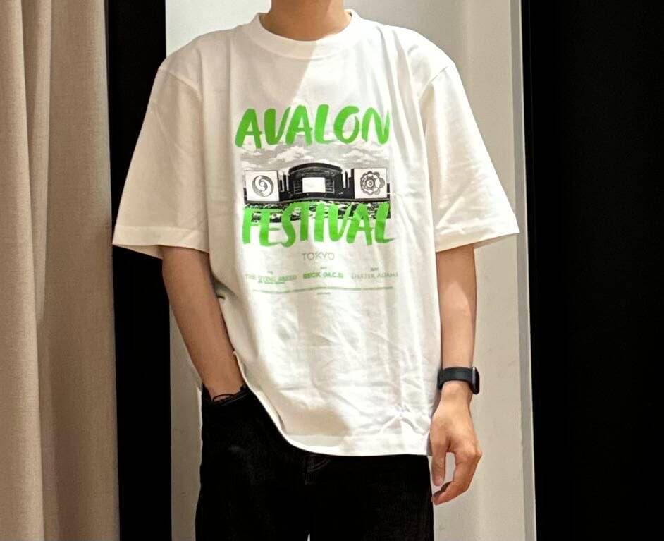 「アーバンリサーチ、スニーカー、カジュアル、URBANRESEARCH、夏服、ur、おでかけコーデ、マネキン買い、一枚で決まるtシャツ」｜「URBAN RESEARCHのDENIM STRAIGHT PANTS（デニムパンツ、ブラック系）」を使った、鎌田　真平さん（メンズ・172cm）の夏コーディネートの3枚目の写真