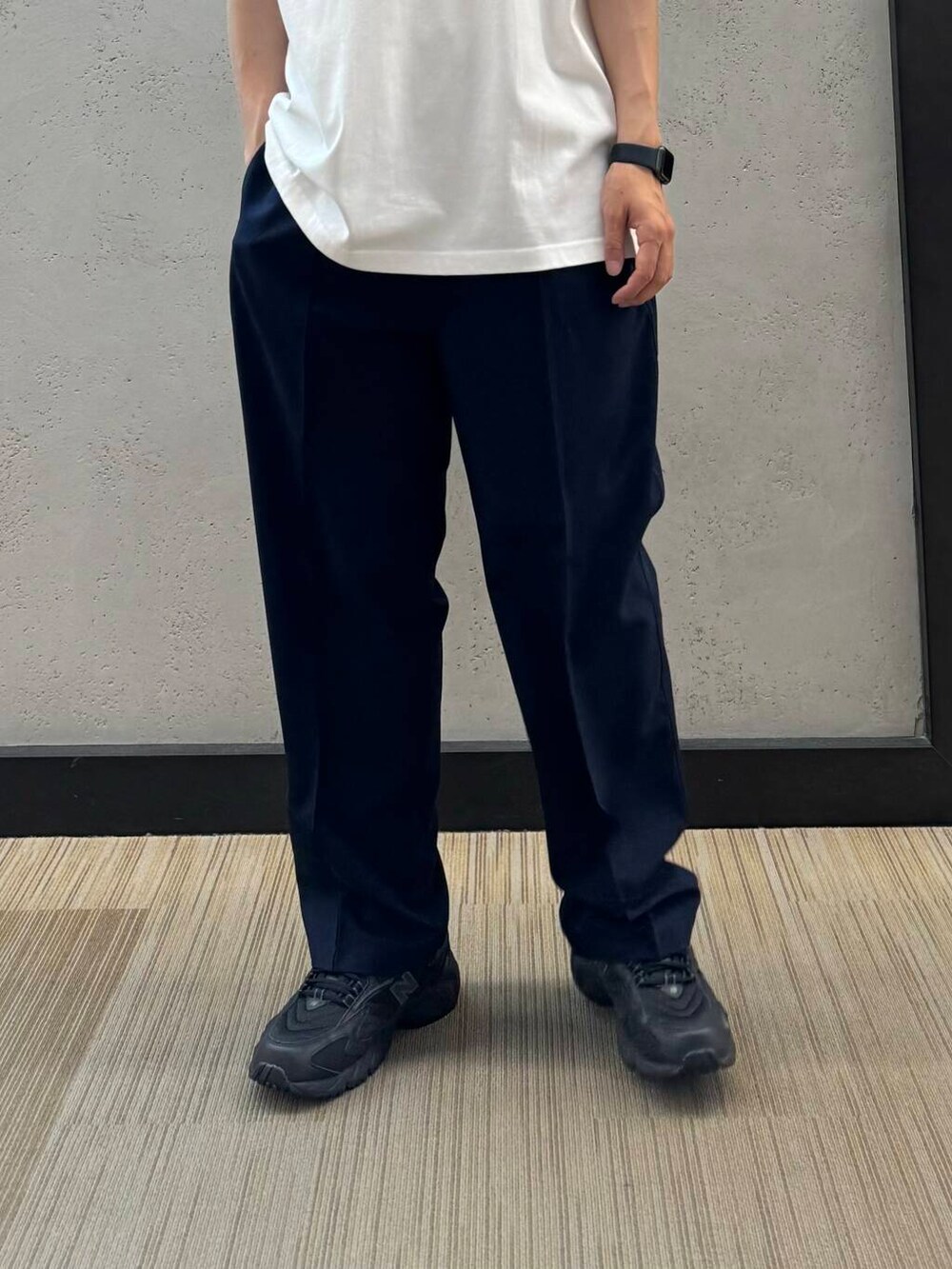 ブルー系のその他パンツ、ブラック系のスニーカー、ホワイト系のTシャツ/カットソーを着用したメンズの夏コーディネートの4枚目の写真