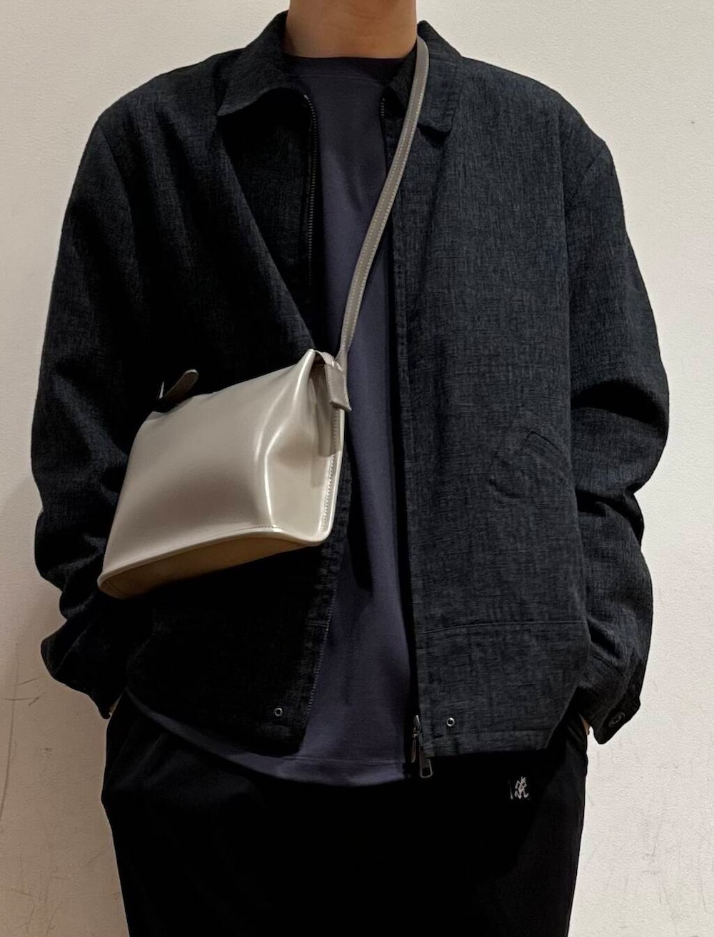 「アーバンリサーチ、スニーカー、カジュアル、URBANRESEARCH、春服、ur、おでかけコーデ、春アイテム、マネキン買い、新作スニーカーコーデ」|「Gramicciの『別注』GRAMICCI コットンライクチノストレッチパンツ(その他パンツ、ブラック系)」を使った、鎌田 真平さん(メンズ・172cm)の春コーディネートの3枚目の写真