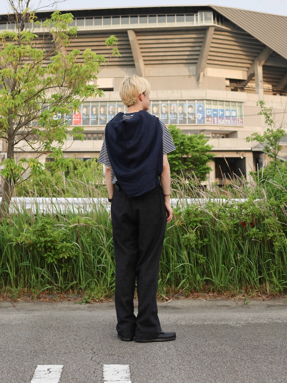 「アーバンリサーチ、カジュアル、Tシャツ、別注、ローファー、URBANRESEARCH、カットソー、夏服、ur、おでかけコーデ、マネキン買い、一枚で決まるtシャツ」｜「MASTER&CoのMASTER&Co.　24mm NUMBERING BELT（ベルト、ブラック系）」を使った、鎌田　真平さん（メンズ・172cm）の夏コーディネートの2枚目の写真