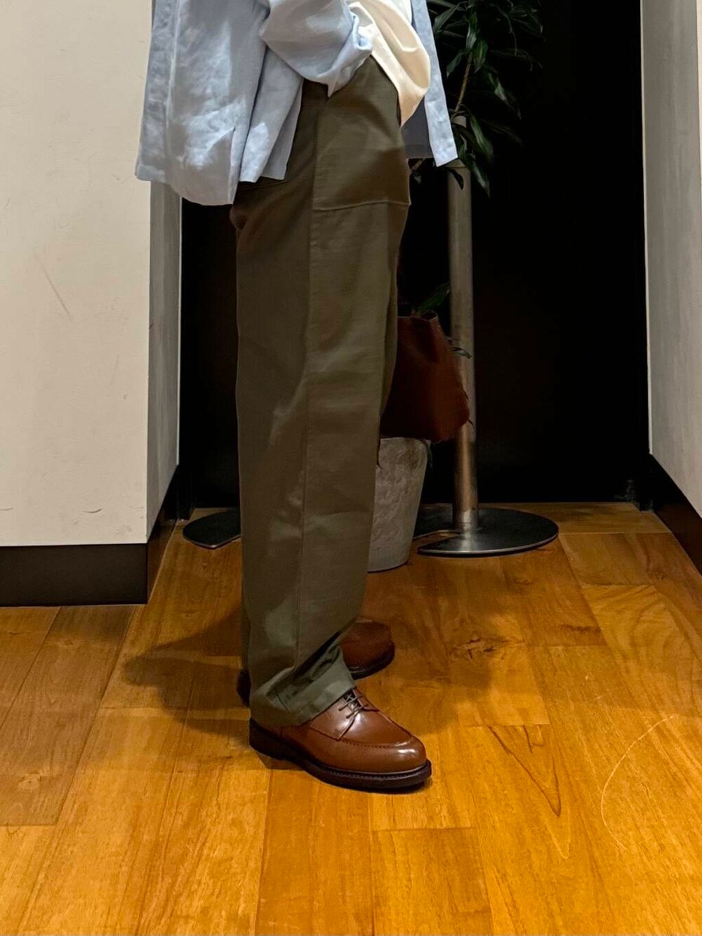 「アーバンリサーチ、別注、URBANRESEARCH、春服、ur、おでかけコーデ、春アイテム、春カラーコーデ、マネキン買い」｜「MASTER&CoのMASTER&Co.　GOAT LEATHER KINCHAKU BAG（ショルダーバッグ、ブラウン系）」を使った、鎌田　真平さん（メンズ・172cm）の春コーディネートの7枚目の写真