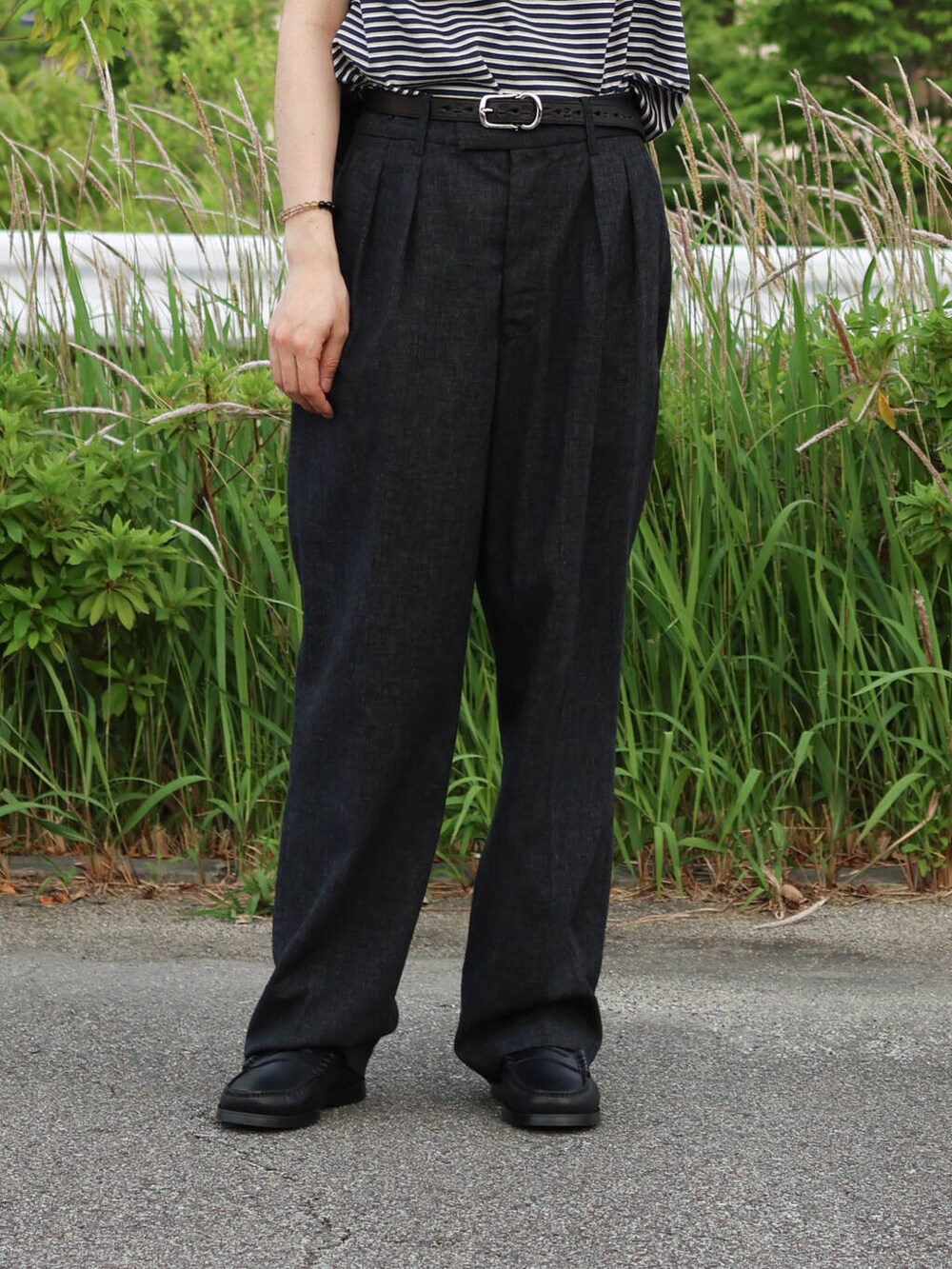 「アーバンリサーチ、カジュアル、Tシャツ、別注、ローファー、URBANRESEARCH、カットソー、夏服、ur、おでかけコーデ、マネキン買い、一枚で決まるtシャツ」｜「MASTER&CoのMASTER&Co.　24mm NUMBERING BELT（ベルト、ブラック系）」を使った、鎌田　真平さん（メンズ・172cm）の夏コーディネートの3枚目の写真