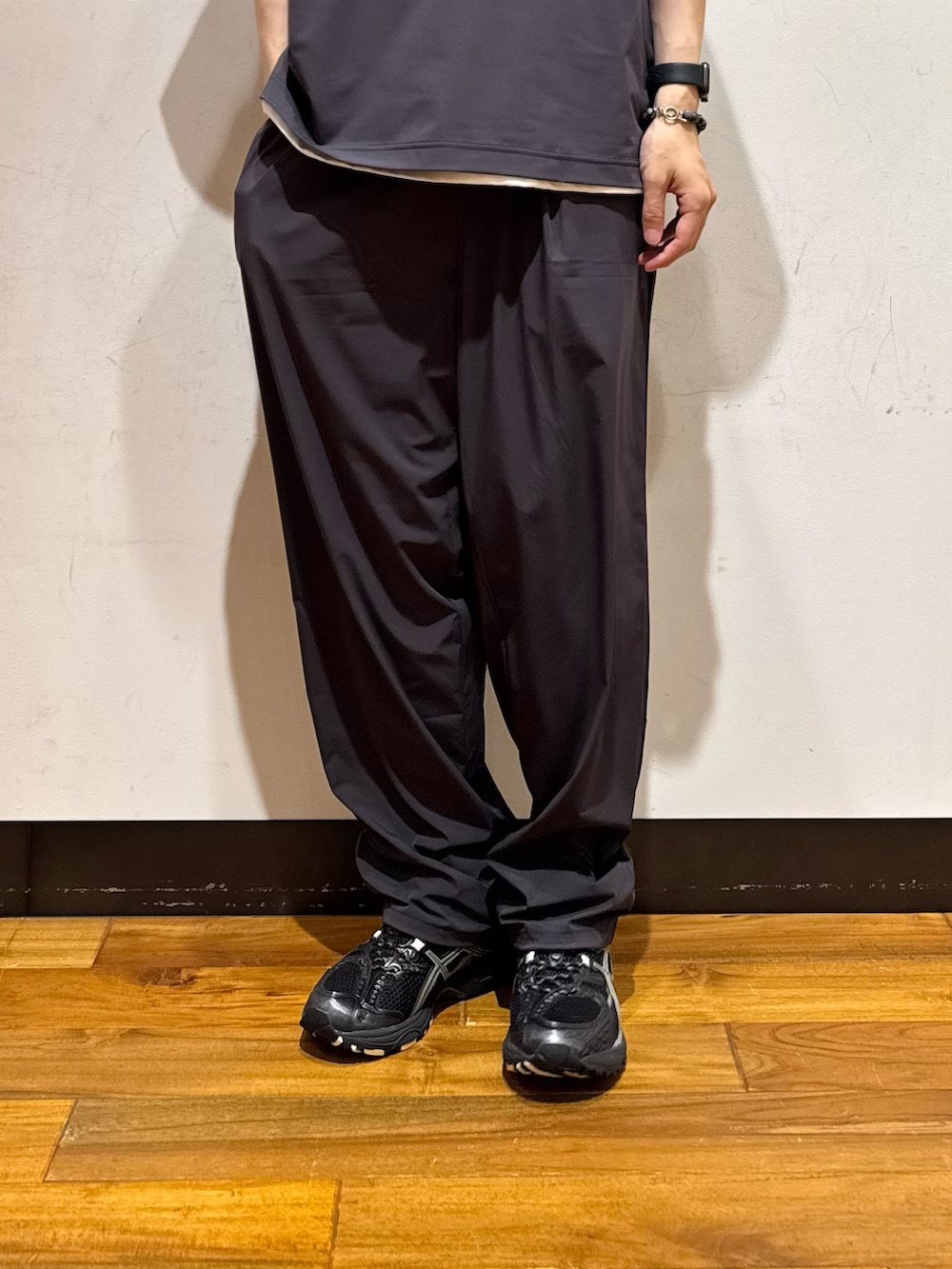 ブラック系のスニーカー、グレー系のその他パンツ、グレー系のTシャツ/カットソーを着用したメンズの夏コーディネートの4枚目の写真