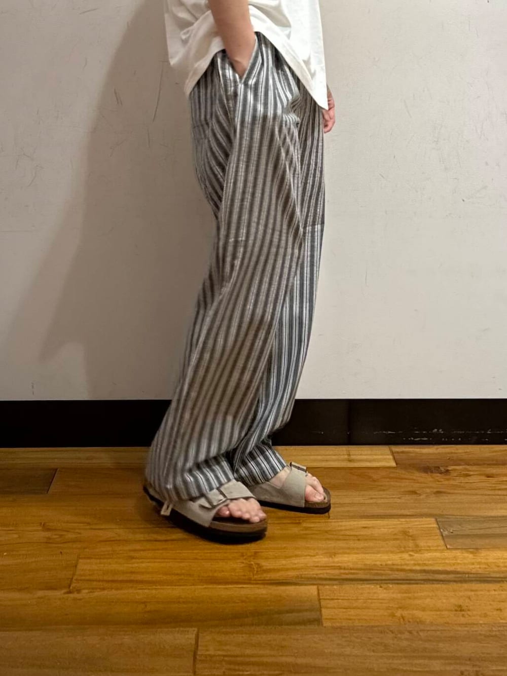 「アーバンリサーチ、カジュアル、URBANRESEARCH、サンダル、セール、夏服、ur、おでかけコーデ、マネキン買い、lotto、一枚で決まるtシャツ」｜「BIRKENSTOCKのBIRKENSTOCK　Zurich(Narrow)（サンダル、ベージュ系）」を使った、鎌田　真平さん（メンズ・172cm）の夏コーディネートの4枚目の写真