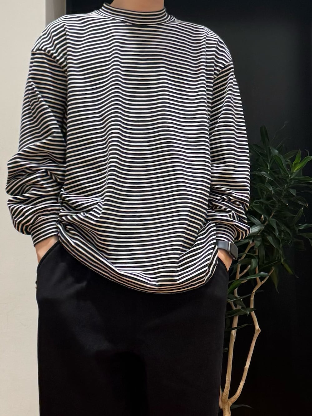 その他のTシャツ/カットソー、ブラック系のその他パンツ、ブラック系のスニーカーを着用したメンズの秋コーディネートの2枚目の写真