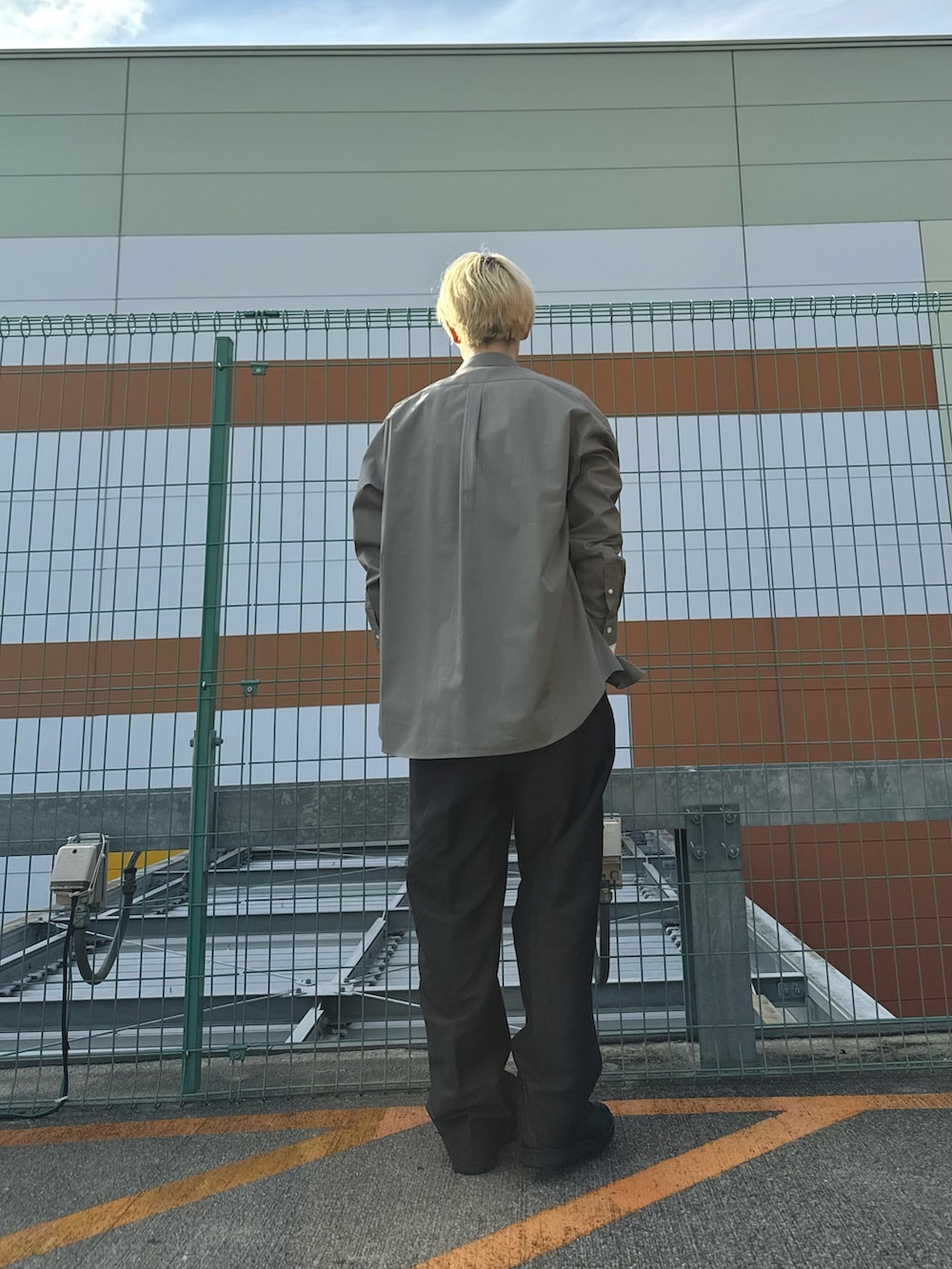 ブラウン系のその他パンツ、ホワイト系のTシャツ/カットソー、グリーン系のシャツ/ブラウスを着用したメンズの秋コーディネートの2枚目の写真