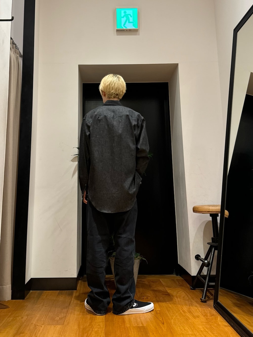 「秋服準備はじめました、オフィスカジュアル、きれいめカジュアル、スニーカー、シンプルコーデ、お出かけコーデ、秋コーデ、デニム、旬顔デニムコーデ、メンズファッション、シンプルスタイル、大人コーデ、秋のコーデ、秋服、アーバンリサーチ」｜「URBAN RESEARCHのsemoh　YANO SOBA（Tシャツ/カットソー、ブラック系）」を使った、鎌田　真平さん（メンズ・172cm）の秋コーディネートの2枚目の写真