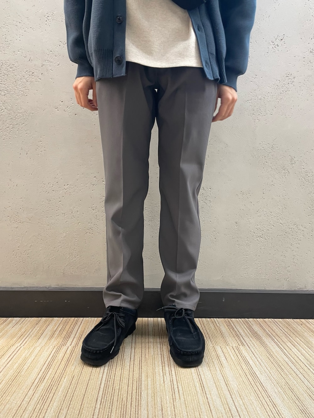 グレー系のカーディガン/ボレロ、ブラック系のショルダーバッグ、グレー系のその他パンツを着用したメンズの春コーディネートの4枚目の写真