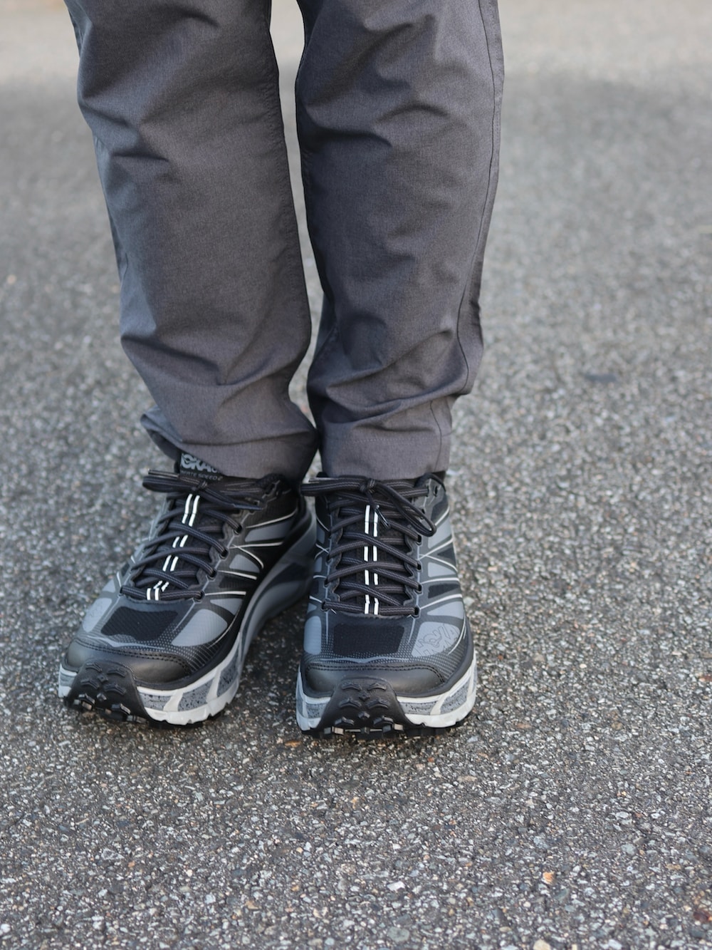 ブラック系のタンクトップ、ブラック系のスニーカー、グレー系のその他パンツを着用したメンズの夏コーディネートの4枚目の写真