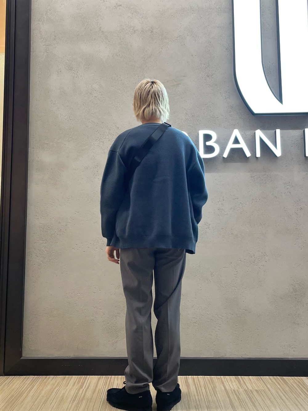 グレー系のカーディガン/ボレロ、ブラック系のショルダーバッグ、グレー系のその他パンツを着用したメンズの春コーディネートの3枚目の写真